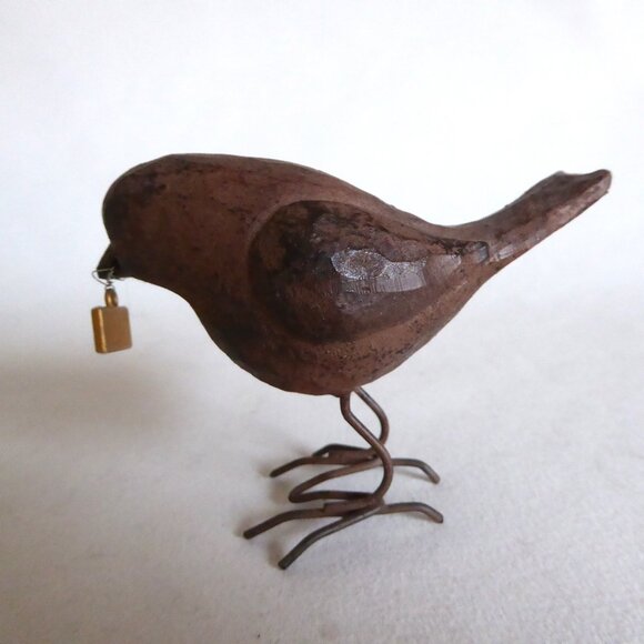 NEW 2.5” CREATIVE CO-OP BROWN RESIN BIRD SPARROW HOLDING GOLD WISH TAG - Picture 6 of 8